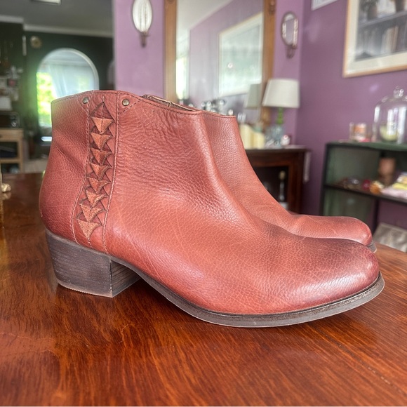 Clarks Chestnut Leather Ankle Booties - Picture 1 of 7
